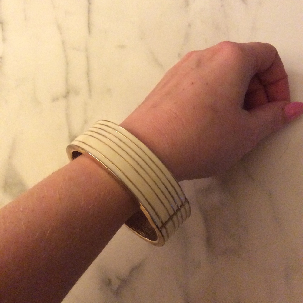 Cream and Gold matching bracelet and earrings - Picture 5 of 7